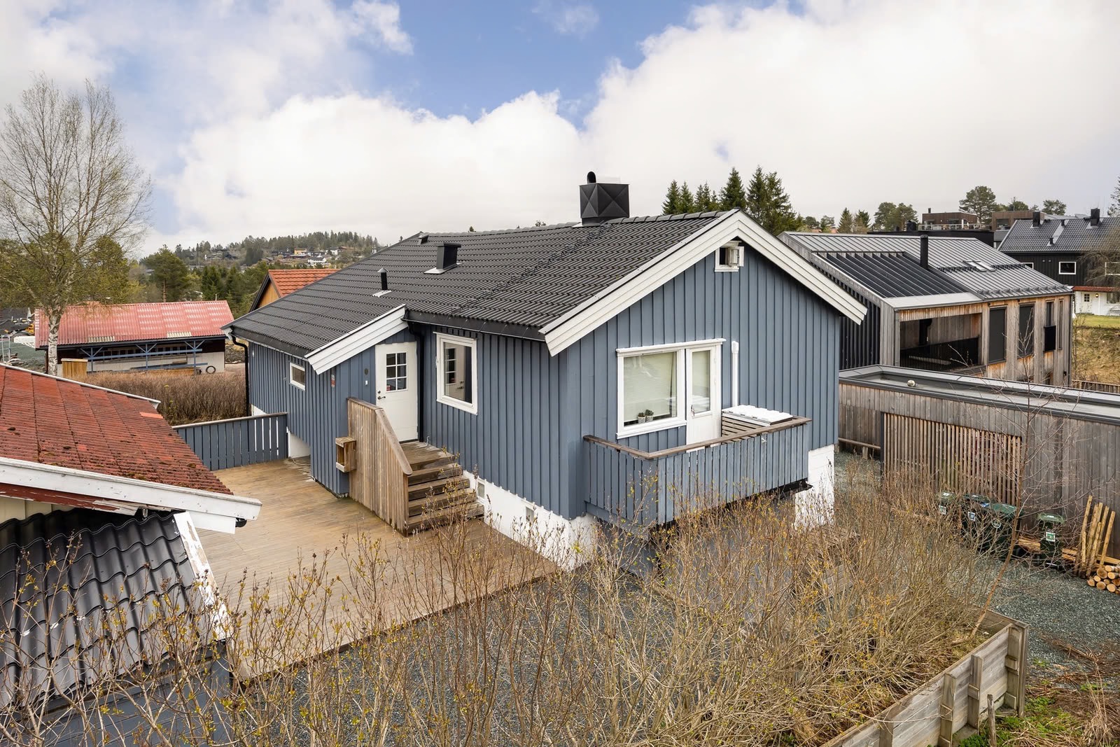 Stor terrasse og god plass til parkering.